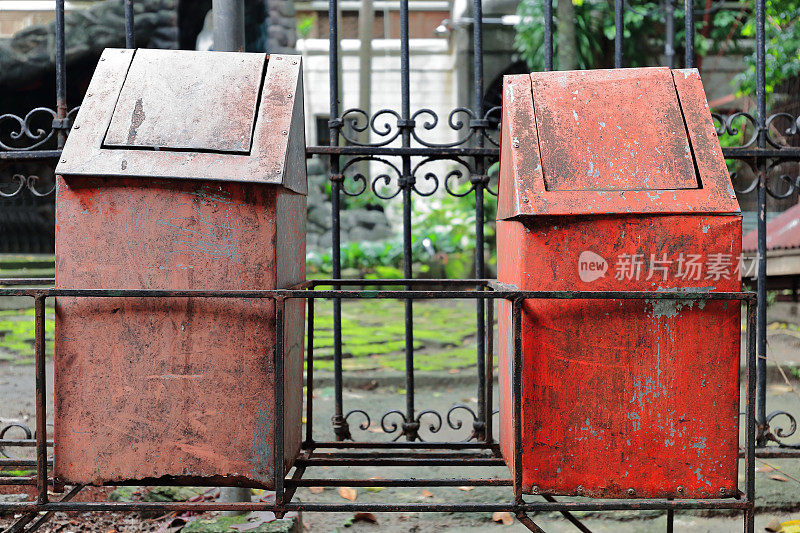 金属废物容器——圣塞巴斯蒂安-圣塞巴斯蒂安大教堂庭院。Bacolod-Negros Occidental-Philippines。0283